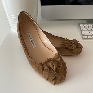 Lightly worn camel suede Manila Blahnik rose on toe